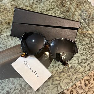 Dior sunglasses worn 4 times. Case and authentic card.